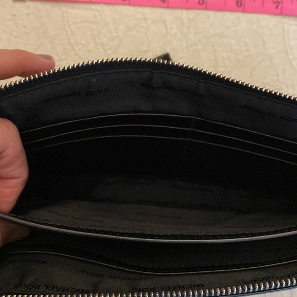 Wristlet w zipper and strap. - Picture 3 of 5